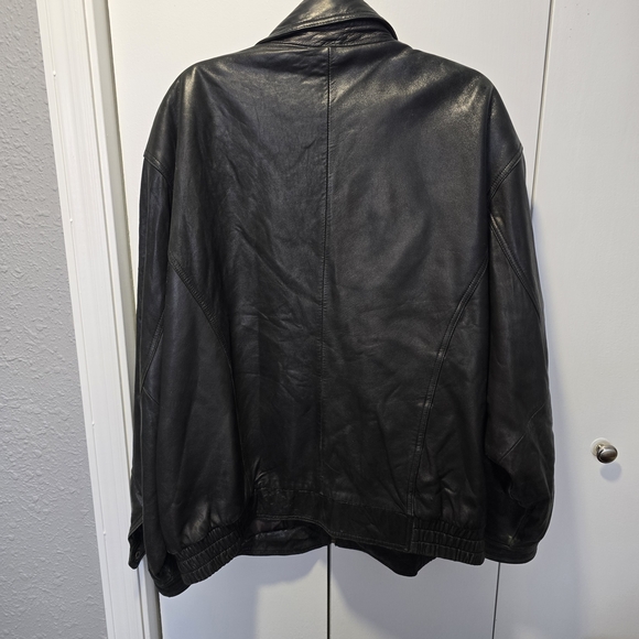 Men's Classic Black Leather Bomber Jacket - Picture 9 of 15